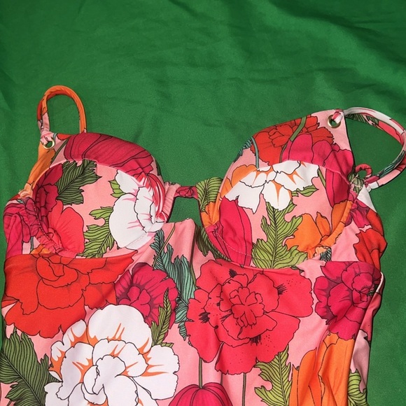 NWT Trina Turk Sunny Bloom Floral One Piece Swimsuit size 4 - Picture 5 of 10